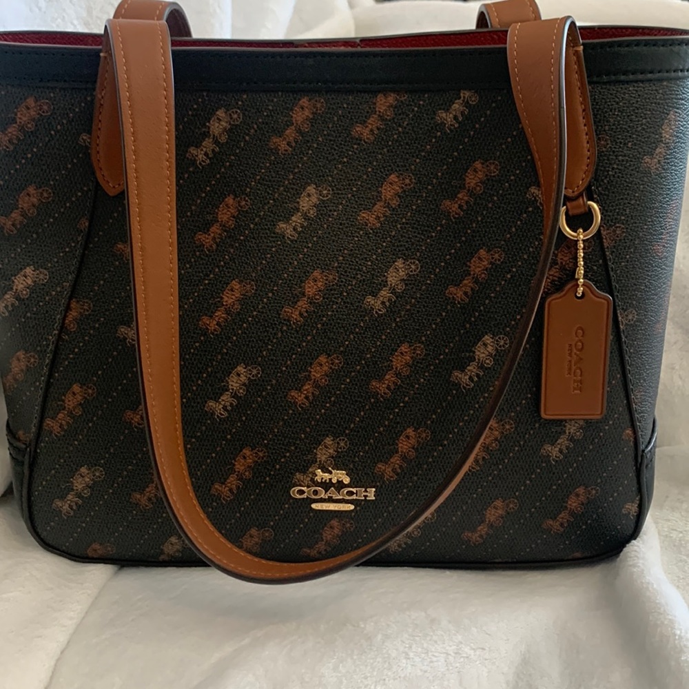 Coach tote 27 “Horse and Carriage” excellent condition, has not been used.